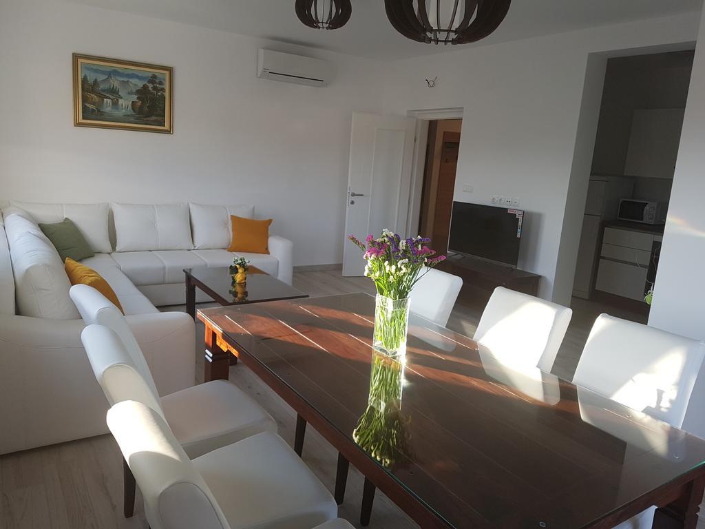 Apartman Lora ยูบุสกี ภายนอก รูปภาพ