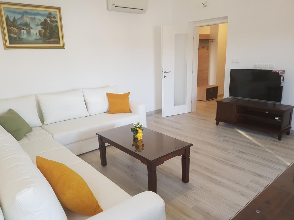 Apartman Lora ยูบุสกี ภายนอก รูปภาพ